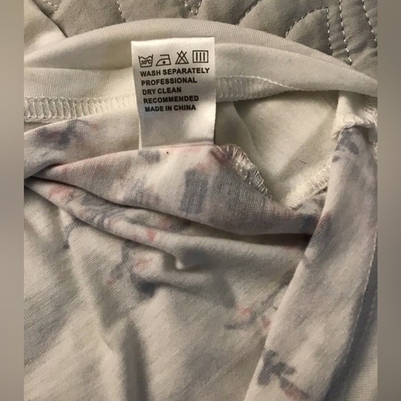 Floral sleeveless flowy, top with button and yolk detail. Size XL - Picture 4 of 4